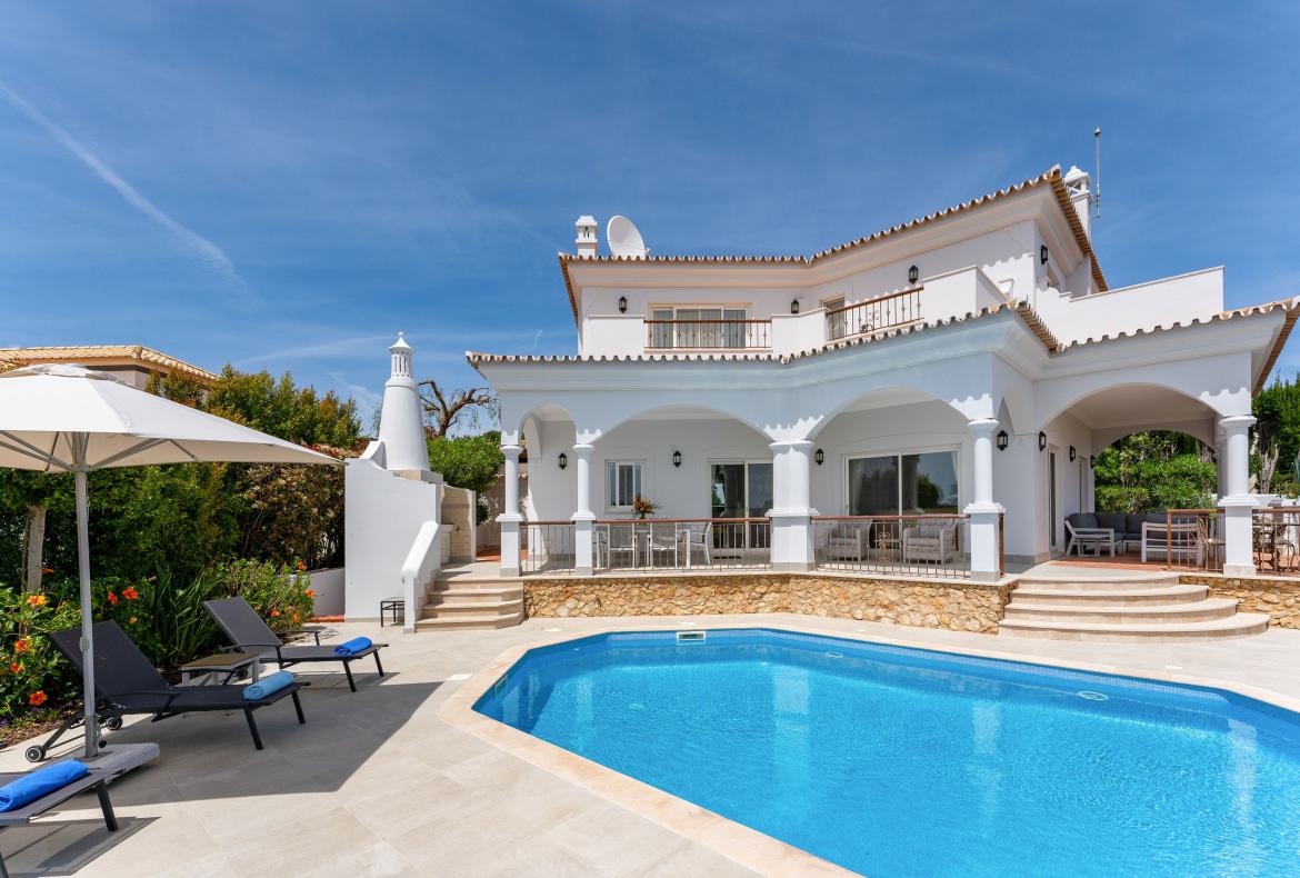 Luxury 3 bedroom holiday villa with private pool in Algarve Portugal (PV3010)