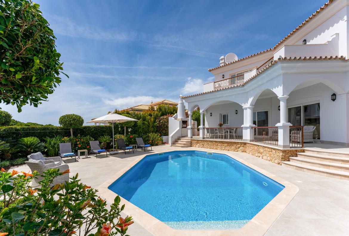 Luxury 3 bedroom holiday villa with private pool in Algarve Portugal (PV3010)