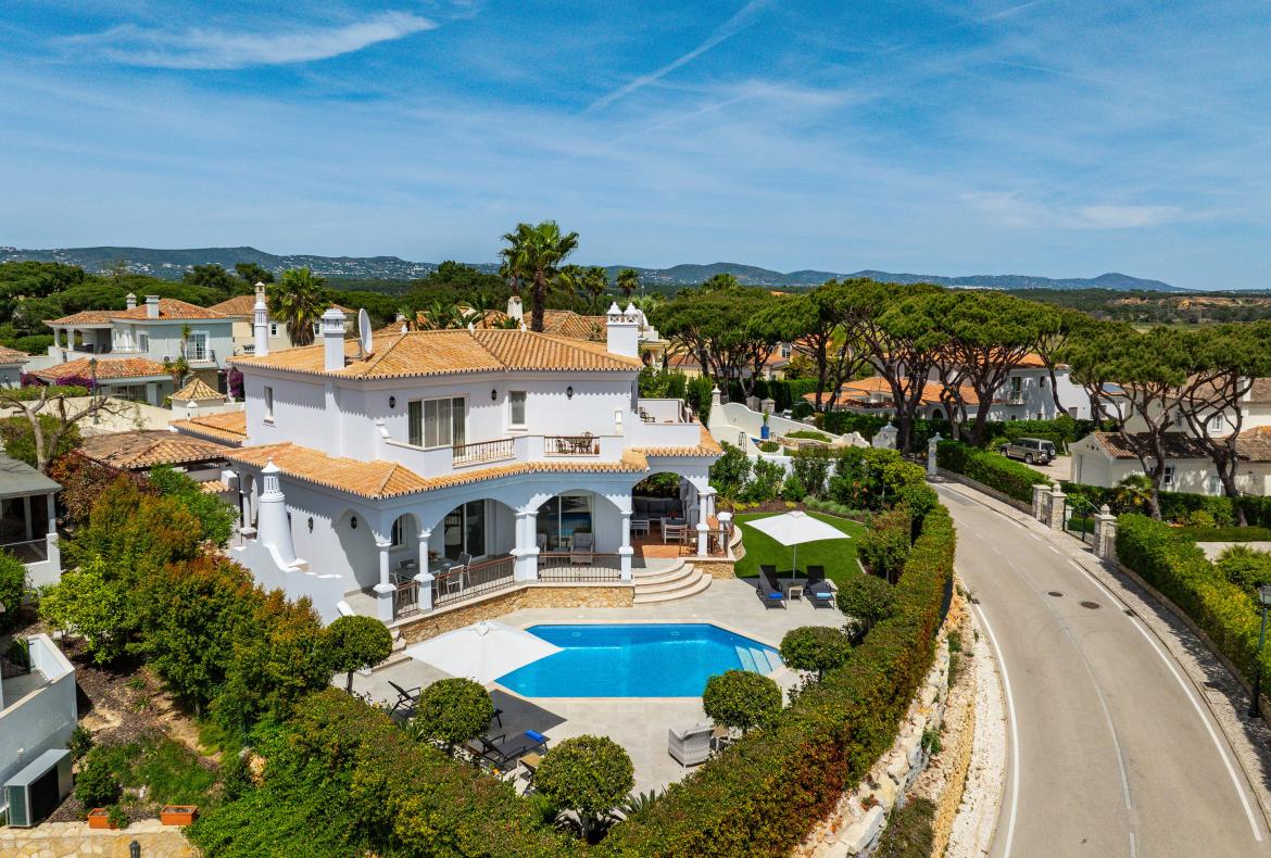 Luxury 3 bedroom holiday villa with private pool in Algarve Portugal (PV3010)