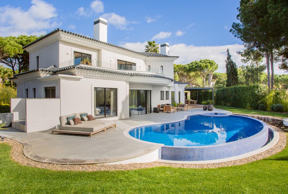 Luxury 5 bedroom holiday villa with private pool in Algarve Portugal (PV3011)