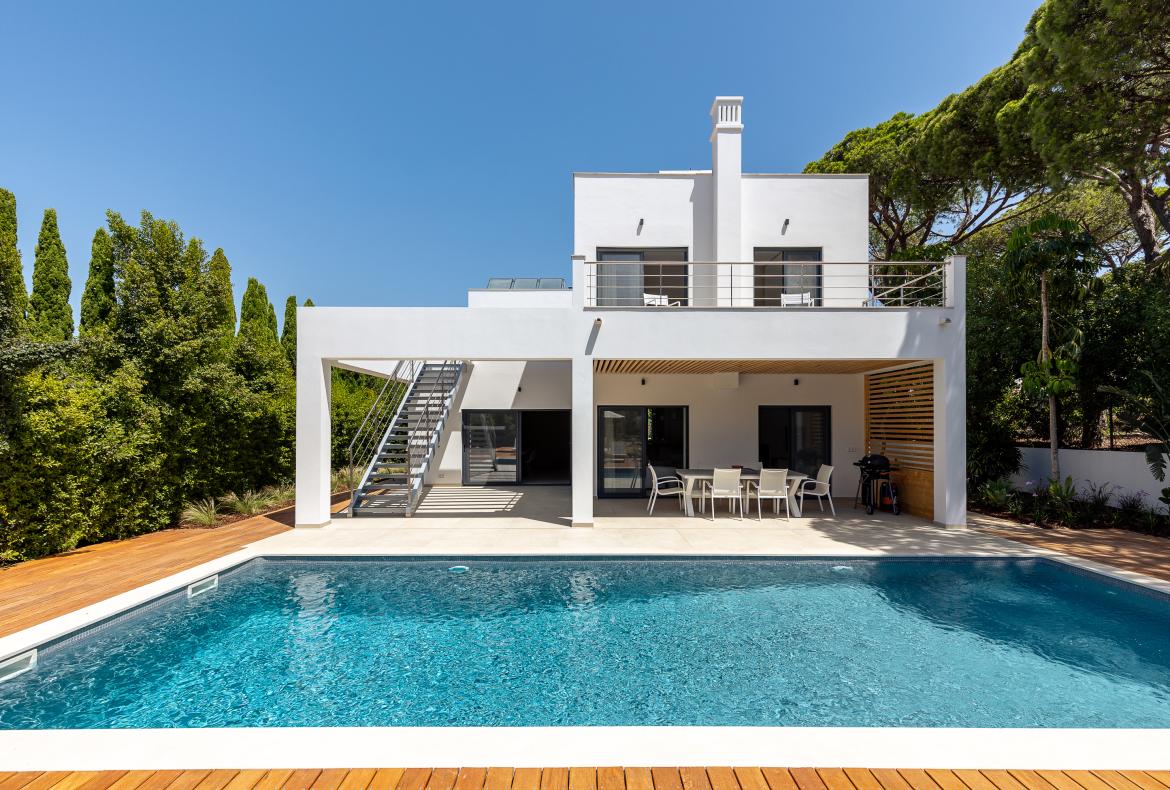 Luxury 4 bedroom holiday villa with private pool in Algarve Portugal (PV3014)
