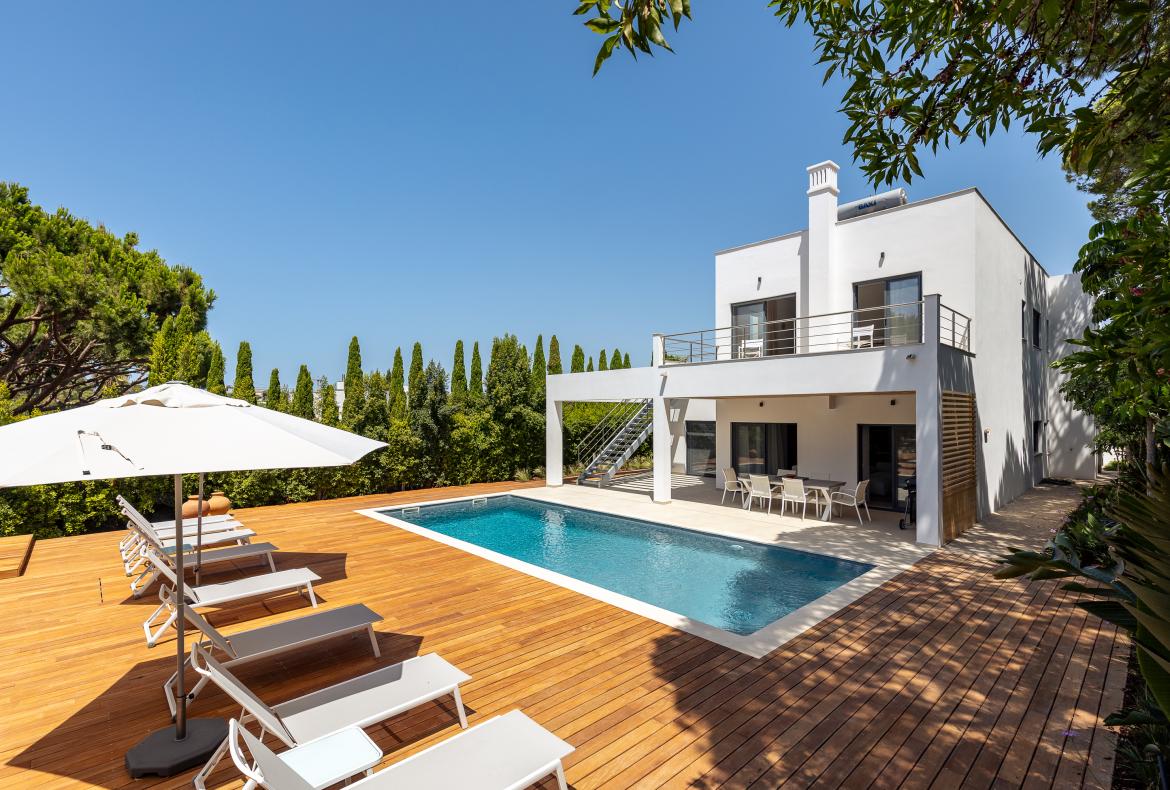 Luxury 4 bedroom holiday villa with private pool in Algarve Portugal (PV3014)