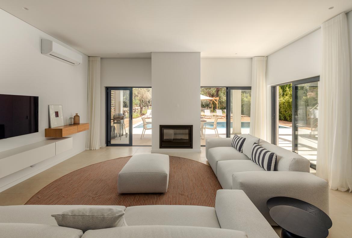 Luxury 4 bedroom holiday villa with private pool in Algarve Portugal (PV3014)