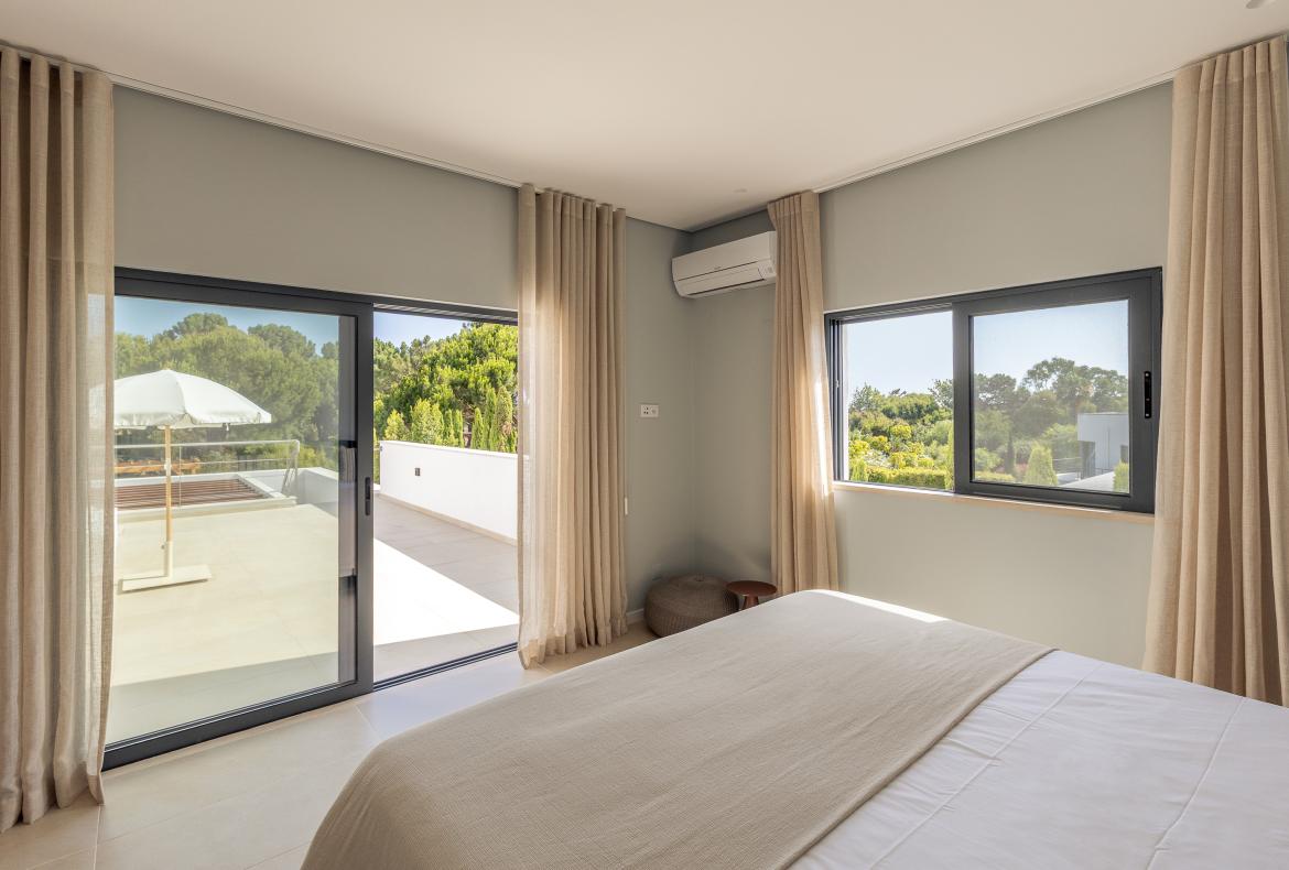 Luxury 4 bedroom holiday villa with private pool in Algarve Portugal (PV3014)
