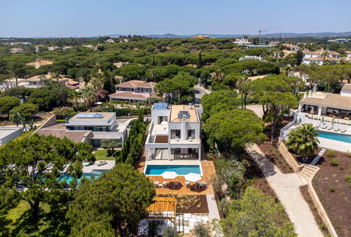 Luxury 4 bedroom holiday villa with private pool in Algarve Portugal (PV3014)