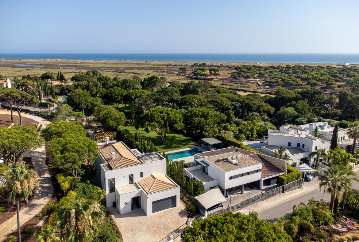 Luxury 4 bedroom holiday villa with private pool in Algarve Portugal (PV3014)