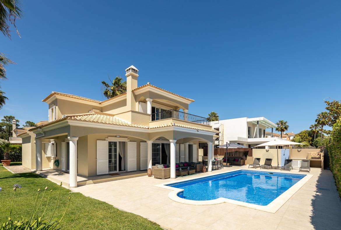 Luxury 4 bedroom holiday villa with private pool in Algarve Portugal (PV3015)