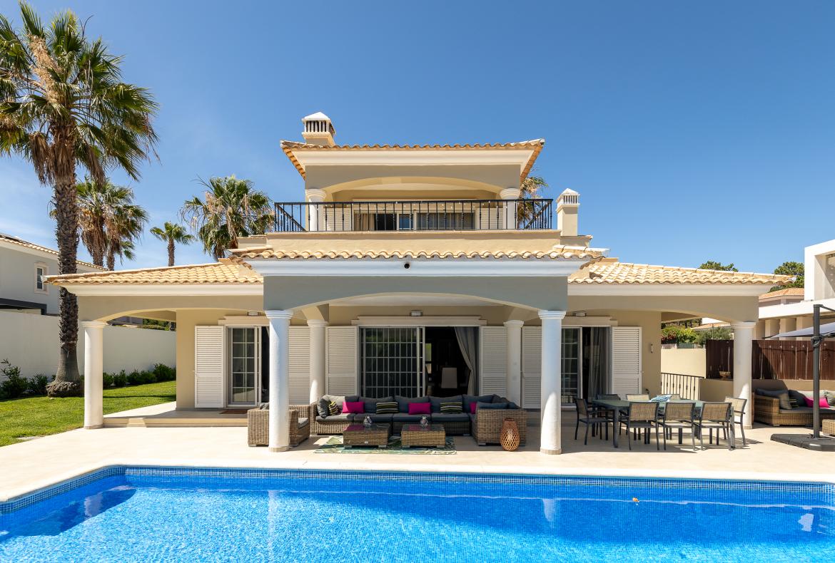 Luxury 4 bedroom holiday villa with private pool in Algarve Portugal (PV3015)