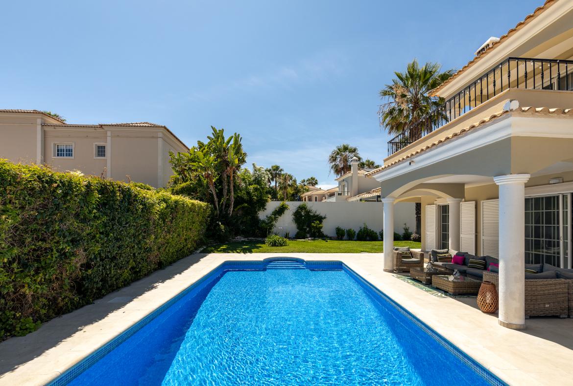 Luxury 4 bedroom holiday villa with private pool in Algarve Portugal (PV3015)