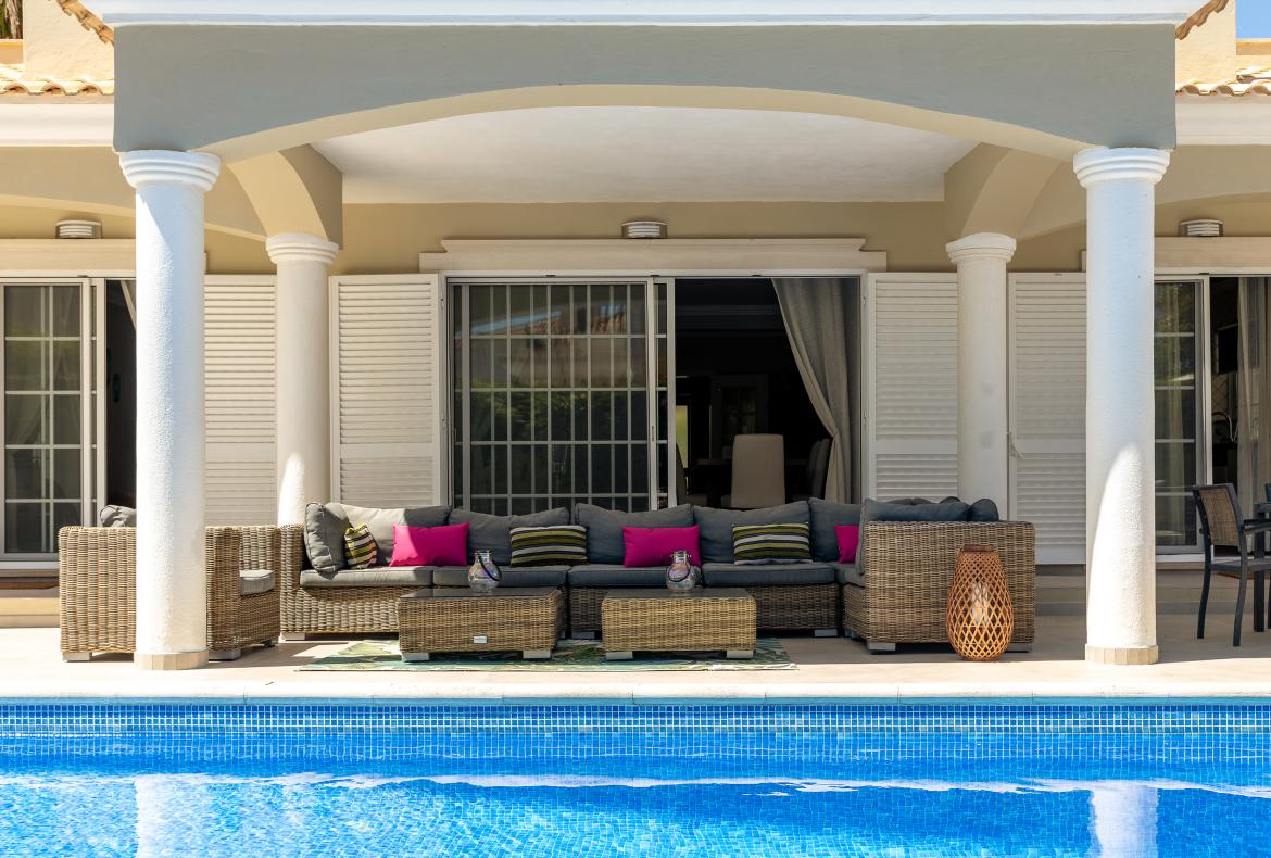 Luxury 4 bedroom holiday villa with private pool in Algarve Portugal (PV3015)