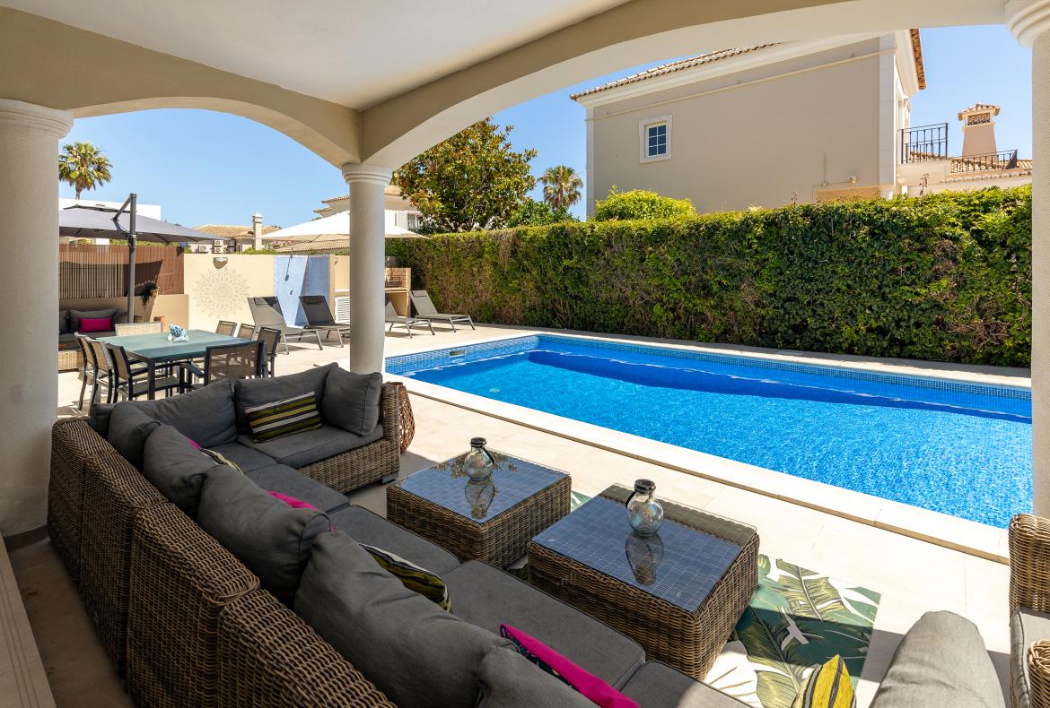 Luxury 4 bedroom holiday villa with private pool in Algarve Portugal (PV3015)
