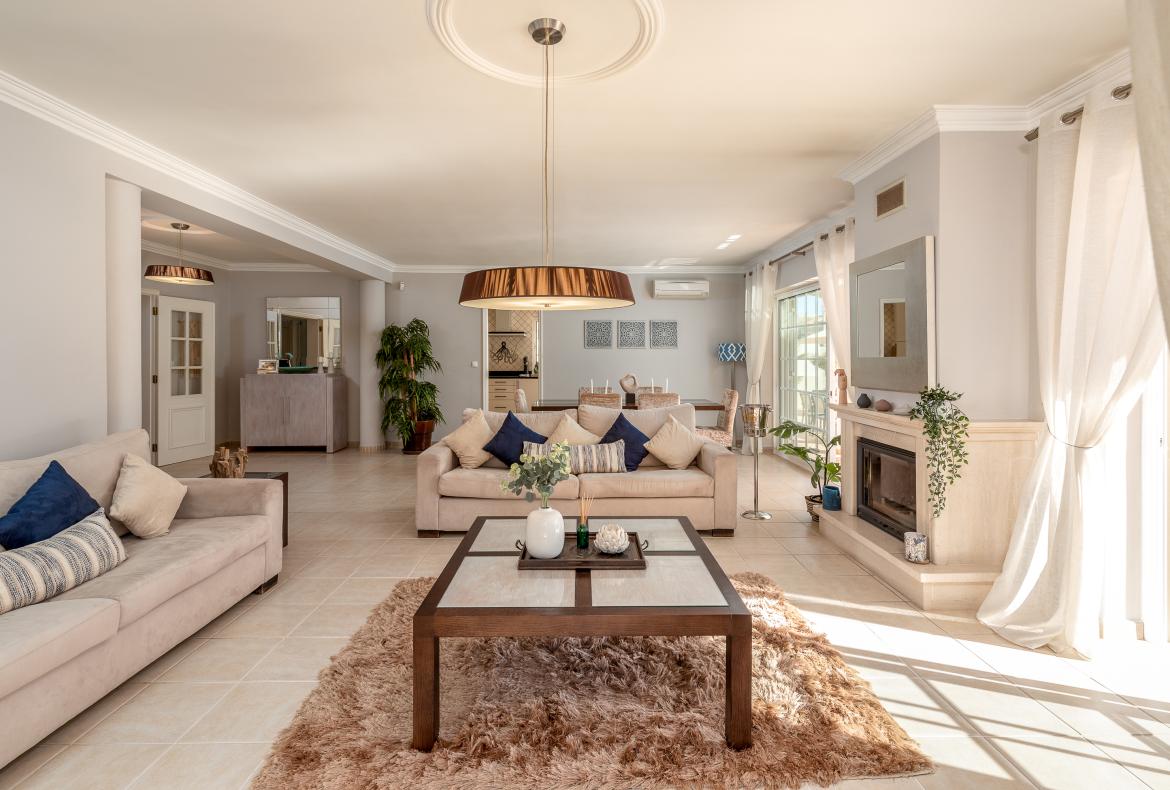 Luxury 4 bedroom holiday villa with private pool in Algarve Portugal (PV3015)
