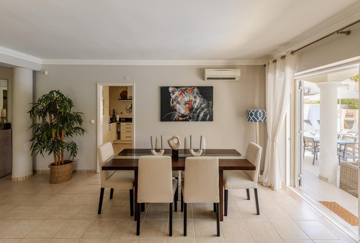 Luxury 4 bedroom holiday villa with private pool in Algarve Portugal (PV3015)