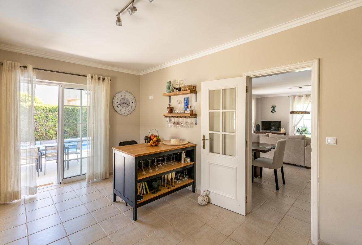 Luxury 4 bedroom holiday villa with private pool in Algarve Portugal (PV3015)