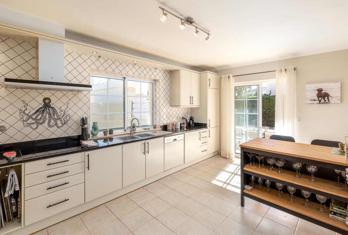 Luxury 4 bedroom holiday villa with private pool in Algarve Portugal (PV3015)