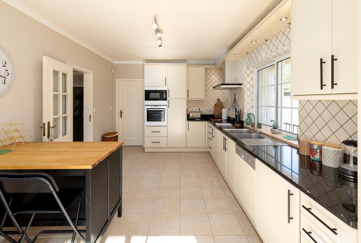 Luxury 4 bedroom holiday villa with private pool in Algarve Portugal (PV3015)