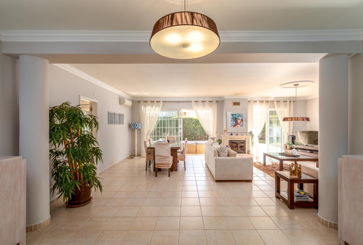 Luxury 4 bedroom holiday villa with private pool in Algarve Portugal (PV3015)