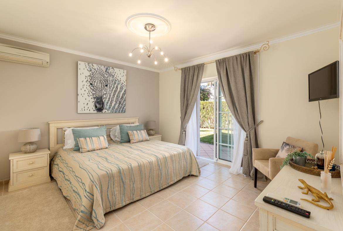 Luxury 4 bedroom holiday villa with private pool in Algarve Portugal (PV3015)