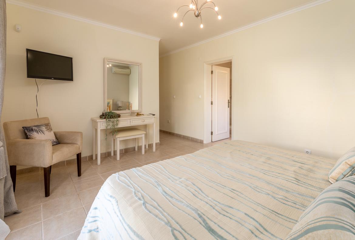 Luxury 4 bedroom holiday villa with private pool in Algarve Portugal (PV3015)