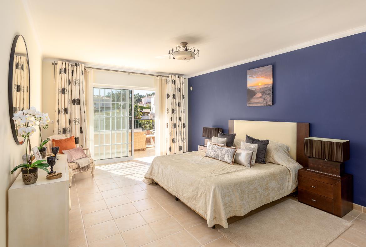 Luxury 4 bedroom holiday villa with private pool in Algarve Portugal (PV3015)