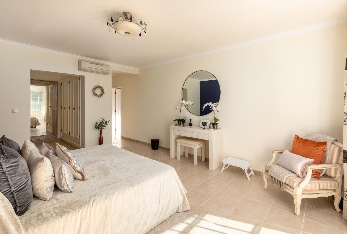 Luxury 4 bedroom holiday villa with private pool in Algarve Portugal (PV3015)