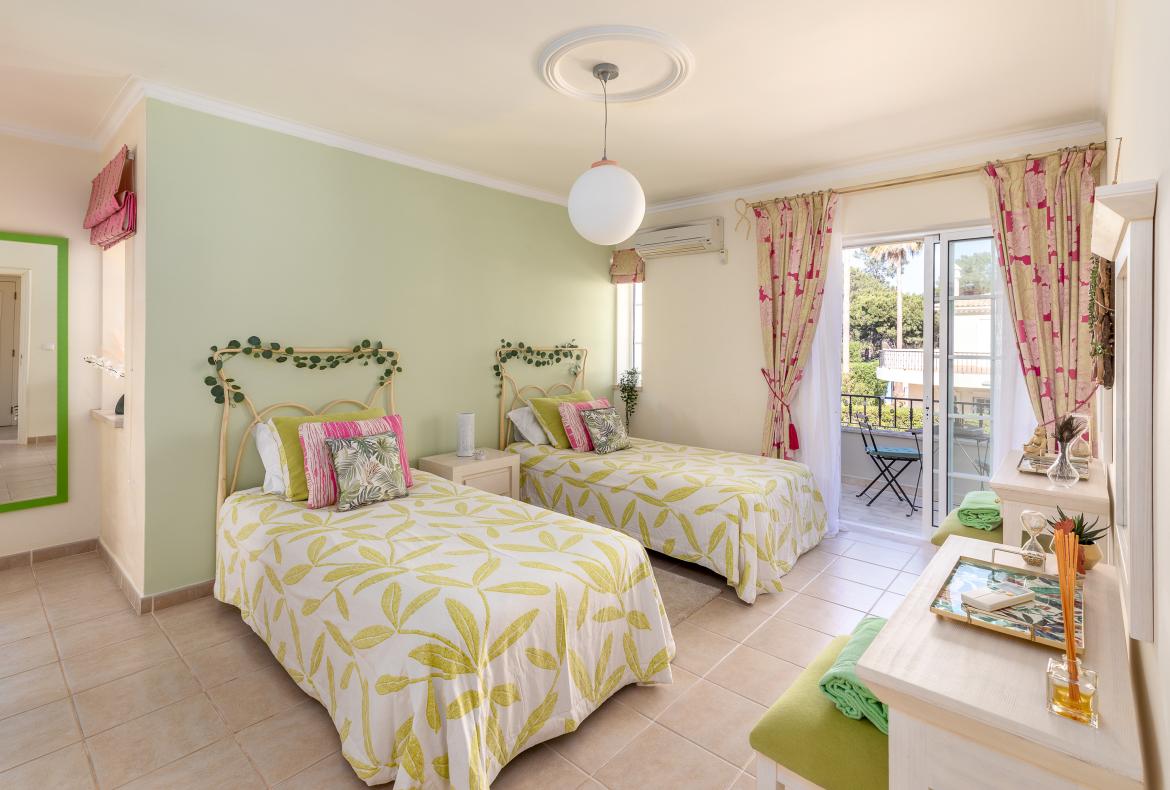 Luxury 4 bedroom holiday villa with private pool in Algarve Portugal (PV3015)