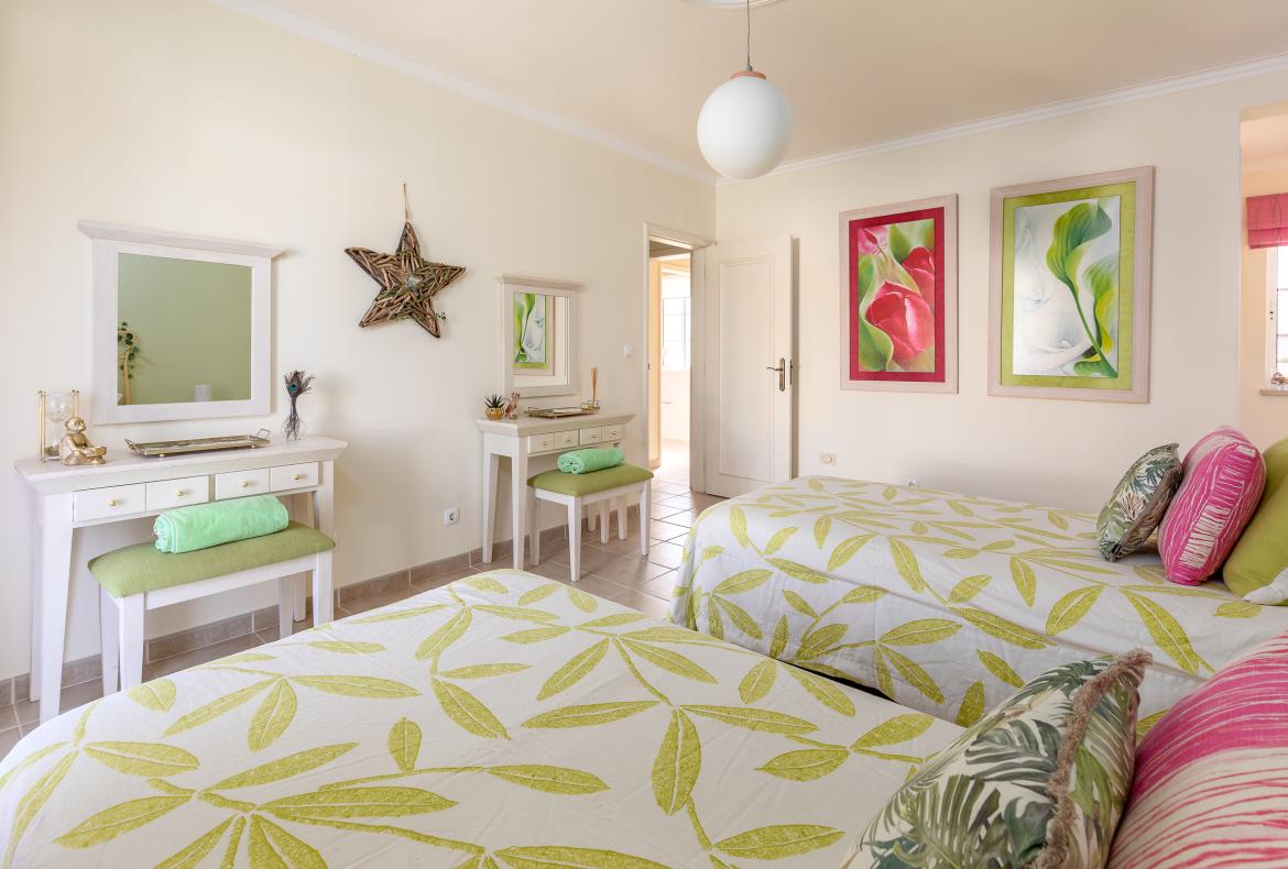 Luxury 4 bedroom holiday villa with private pool in Algarve Portugal (PV3015)