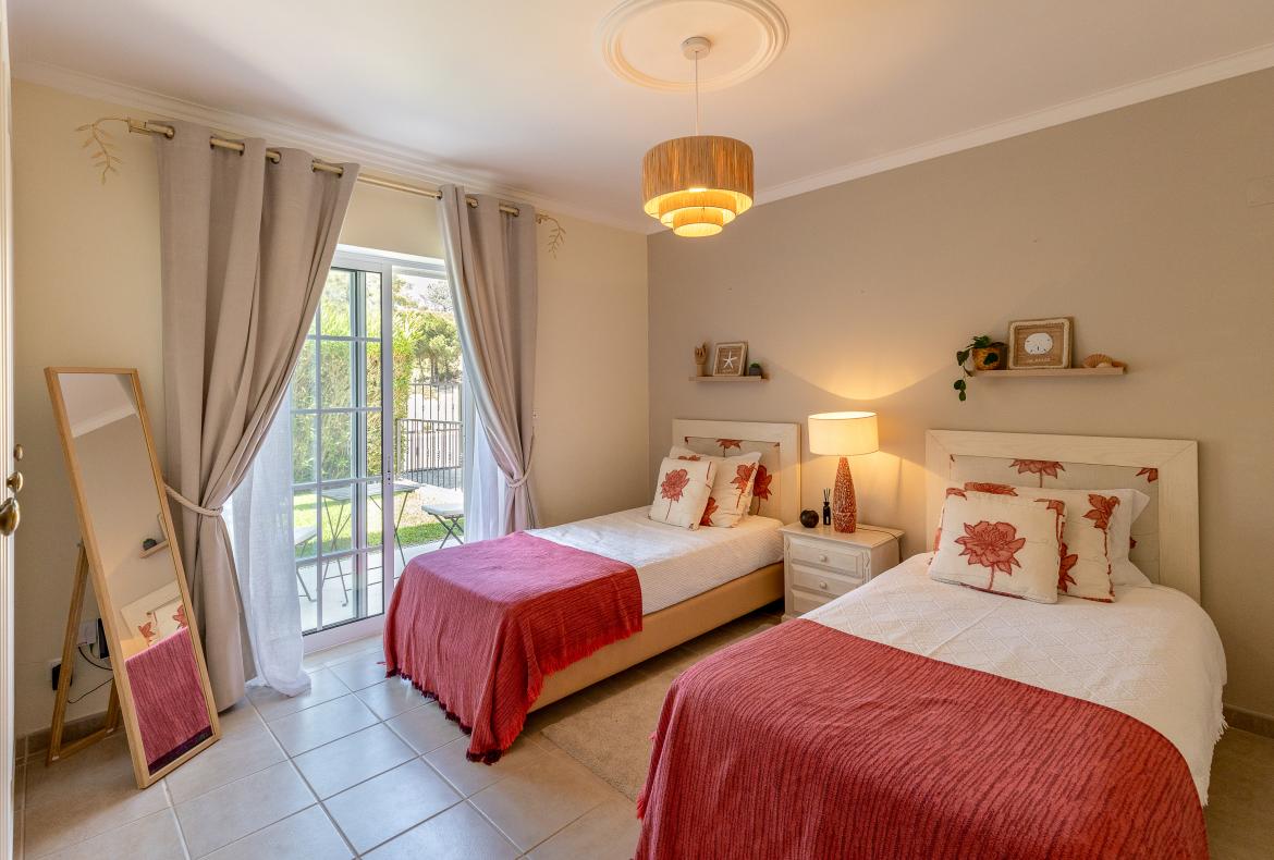 Luxury 4 bedroom holiday villa with private pool in Algarve Portugal (PV3015)