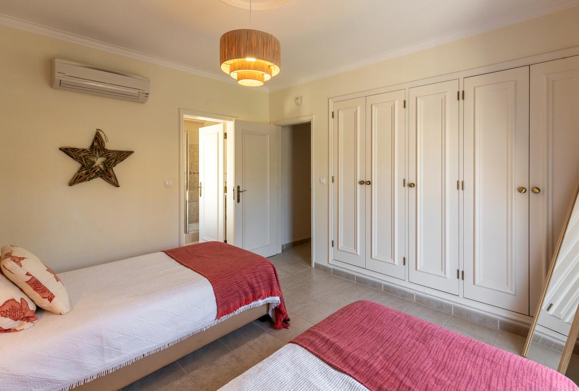 Luxury 4 bedroom holiday villa with private pool in Algarve Portugal (PV3015)