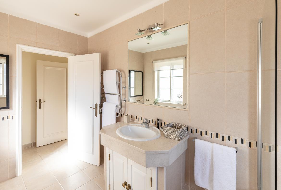 Luxury 4 bedroom holiday villa with private pool in Algarve Portugal (PV3015)