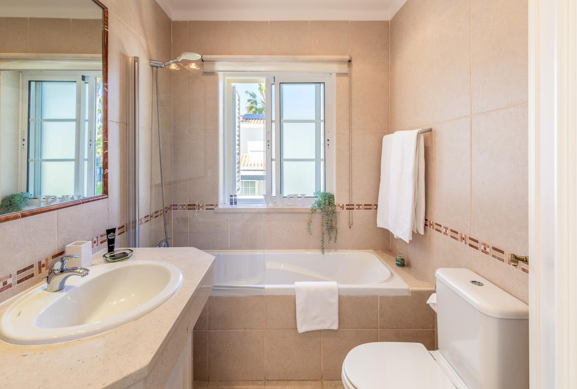 Luxury 4 bedroom holiday villa with private pool in Algarve Portugal (PV3015)