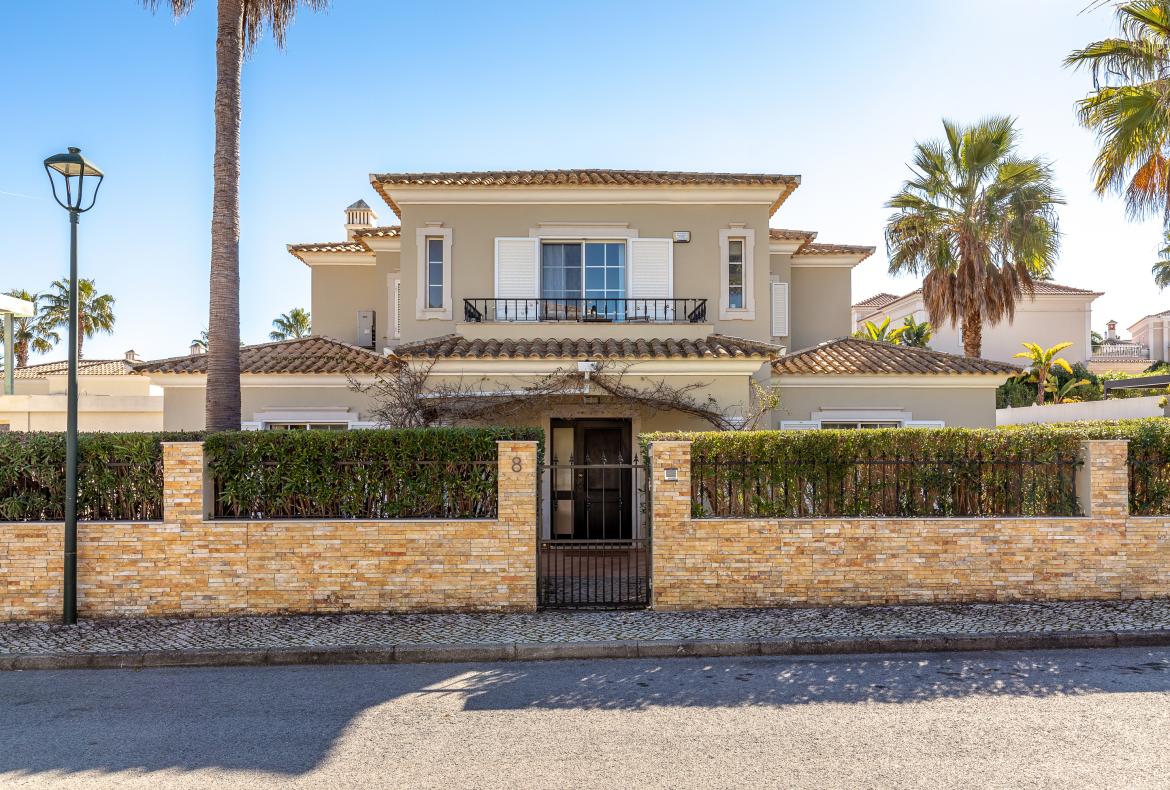 Luxury 4 bedroom holiday villa with private pool in Algarve Portugal (PV3015)