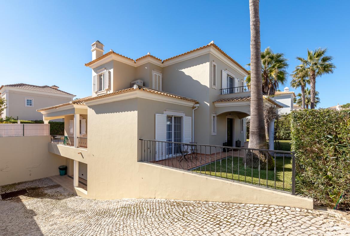 Luxury 4 bedroom holiday villa with private pool in Algarve Portugal (PV3015)