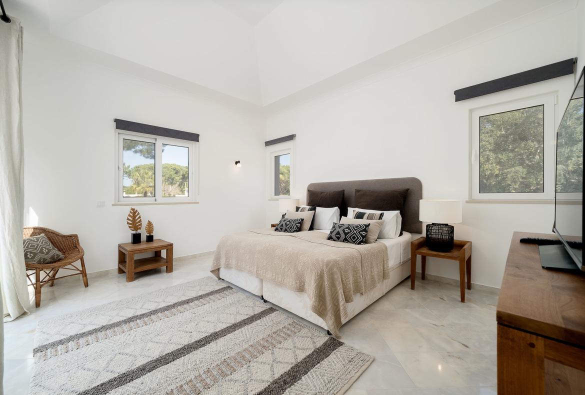 Luxury 4 bedroom holiday villa with private pool in Algarve Portugal (PV3016)