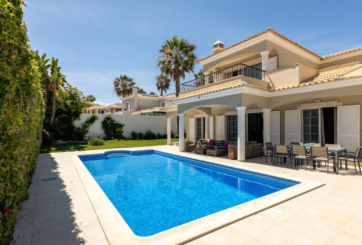 Luxury 4 bedroom holiday villa with private pool in Algarve Portugal (PV3015)