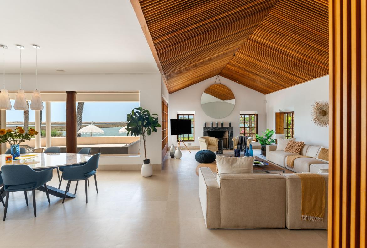 Luxury 5 bedroom holiday villa with private pool in Algarve Portugal (PV3008)