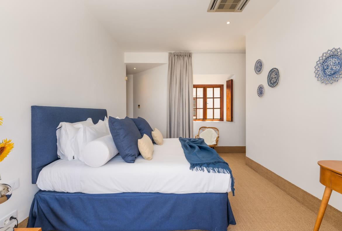 Luxury 5 bedroom holiday villa with private pool in Algarve Portugal (PV3008)