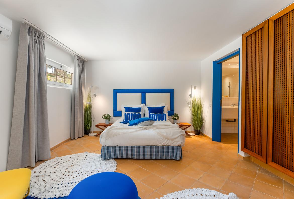 Luxury 5 bedroom holiday villa with private pool in Algarve Portugal (PV3008)