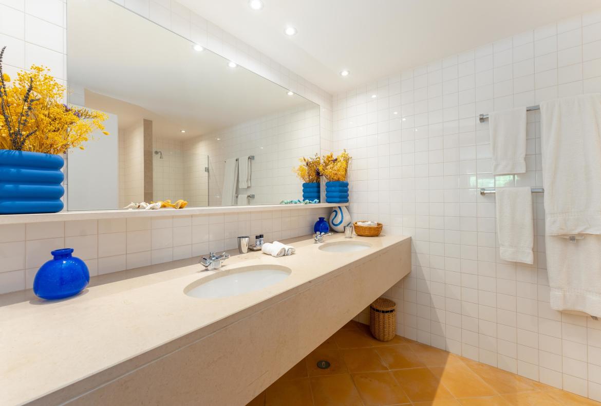 Luxury 5 bedroom holiday villa with private pool in Algarve Portugal (PV3008)