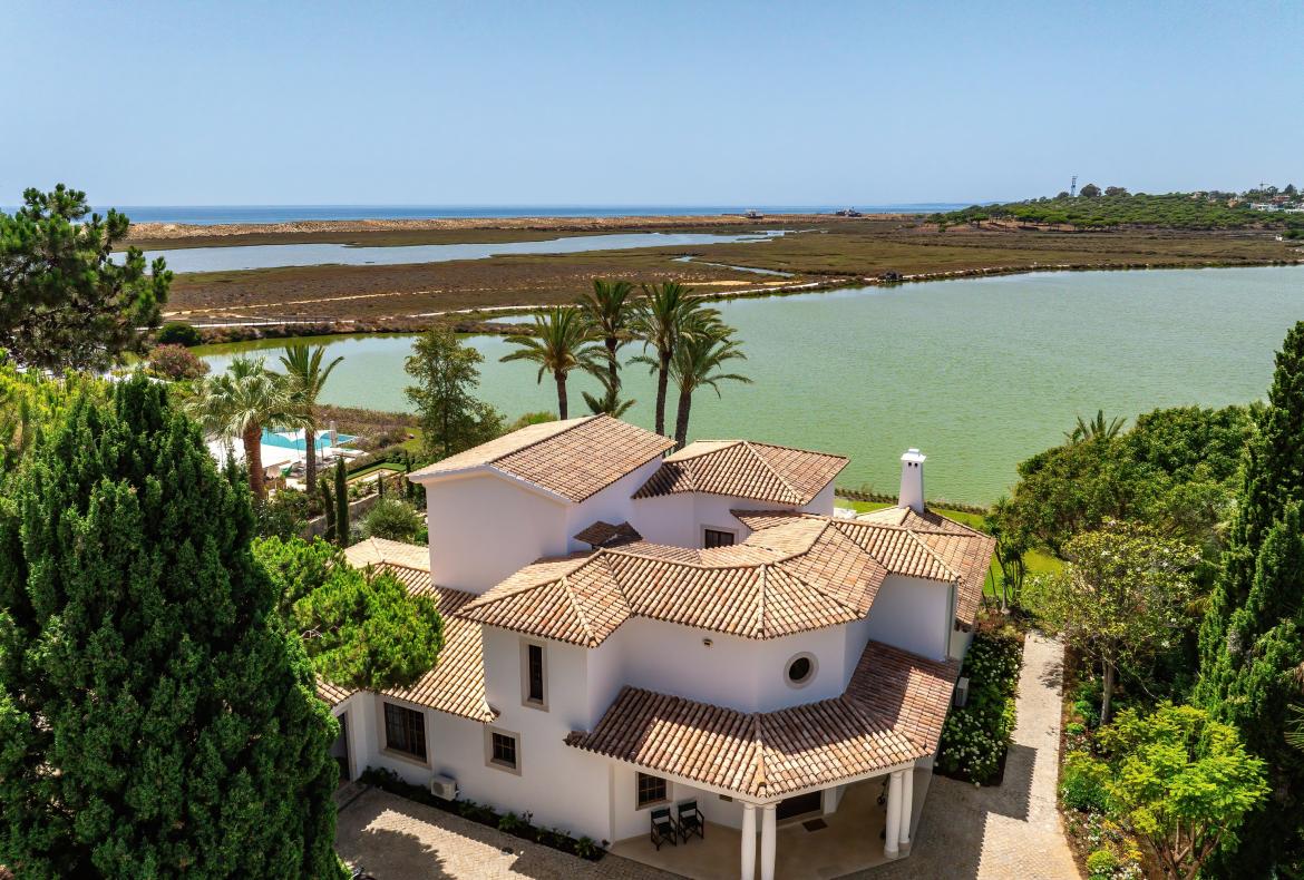 Luxury 5 bedroom holiday villa with private pool in Algarve Portugal (PV3008)