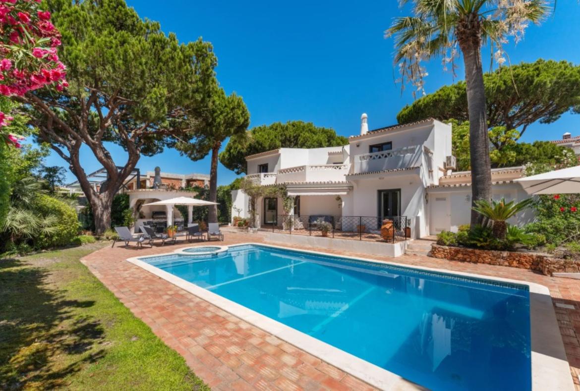 Luxury 4 bedroom holiday villa with private pool in Algarve Portugal (PV3018)