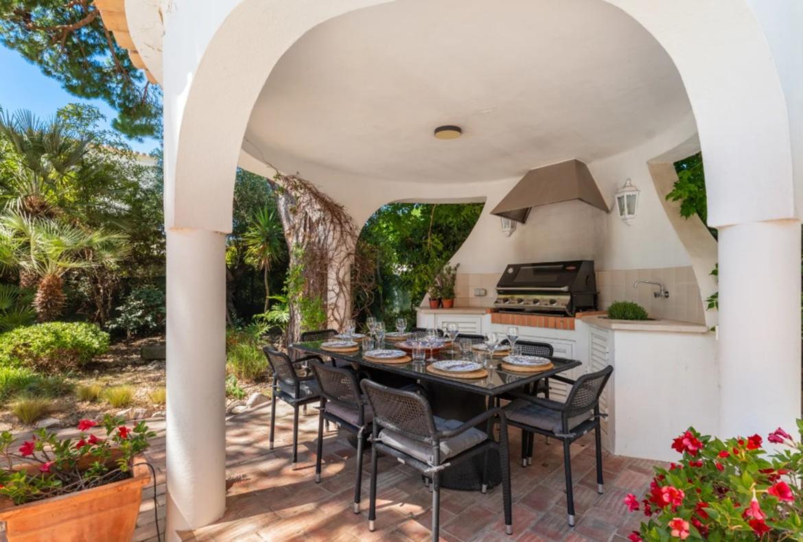 Luxury 4 bedroom holiday villa with private pool in Algarve Portugal (PV3018)