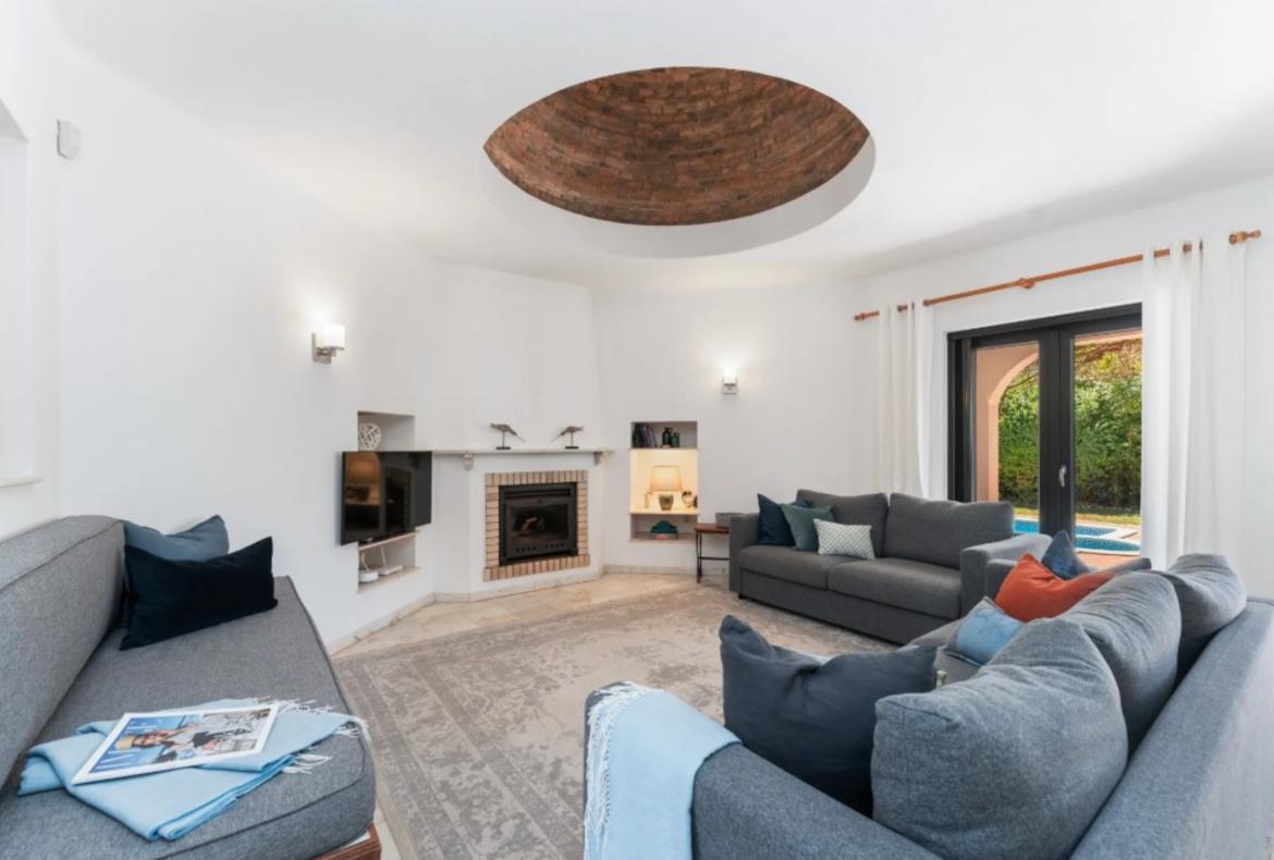 Luxury 4 bedroom holiday villa with private pool in Algarve Portugal (PV3018)