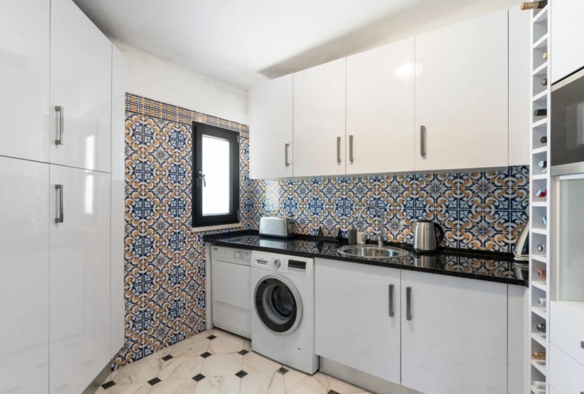 Luxury 4 bedroom holiday villa with private pool in Algarve Portugal (PV3018)