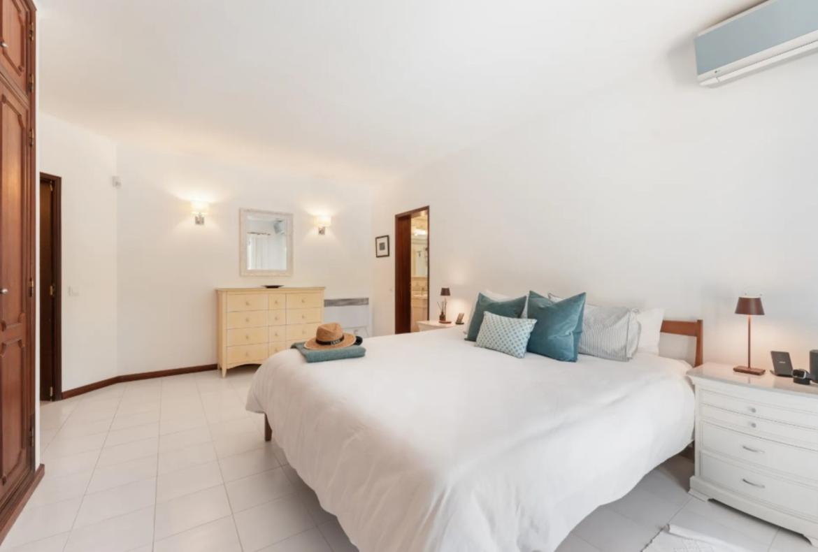 Luxury 4 bedroom holiday villa with private pool in Algarve Portugal (PV3018)