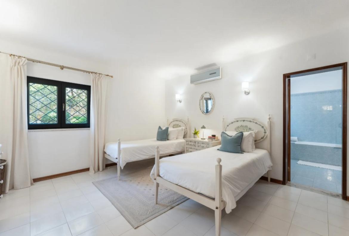 Luxury 4 bedroom holiday villa with private pool in Algarve Portugal (PV3018)