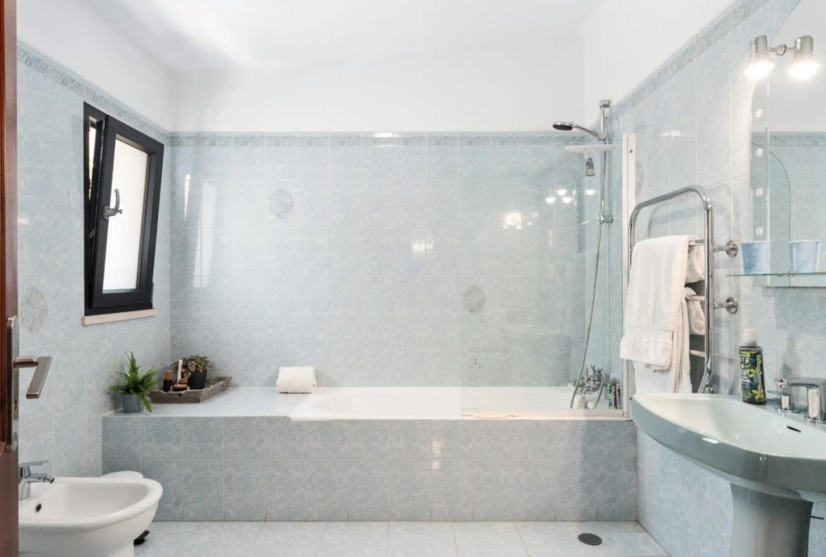 Luxury 4 bedroom holiday villa with private pool in Algarve Portugal (PV3018)