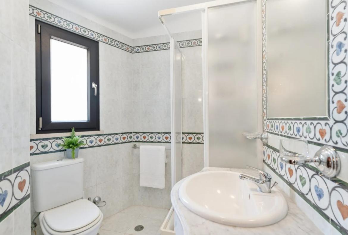 Luxury 4 bedroom holiday villa with private pool in Algarve Portugal (PV3018)