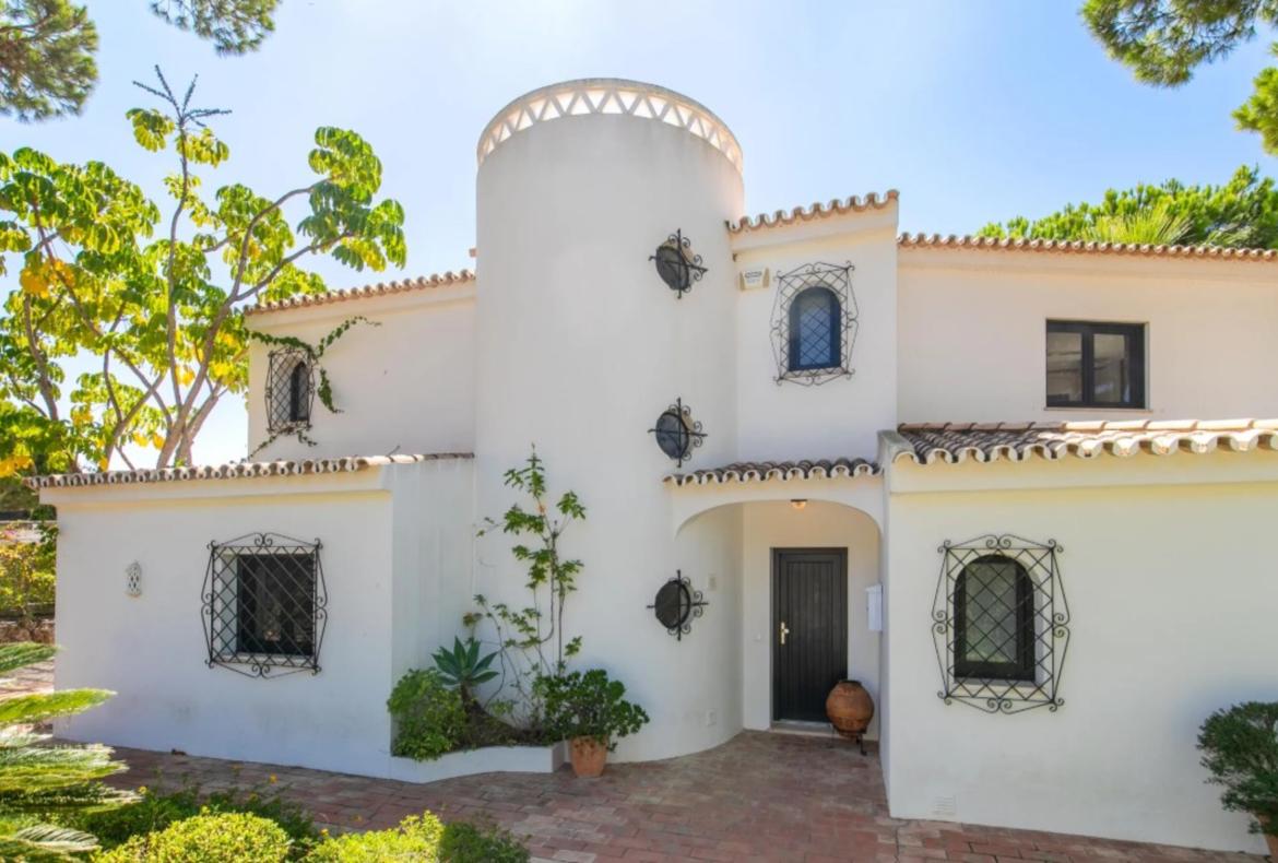 Luxury 4 bedroom holiday villa with private pool in Algarve Portugal (PV3018)