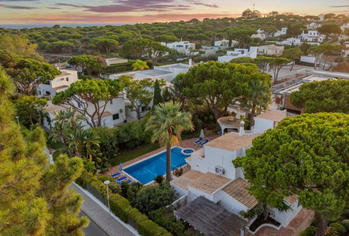 Luxury 4 bedroom holiday villa with private pool in Algarve Portugal (PV3018)